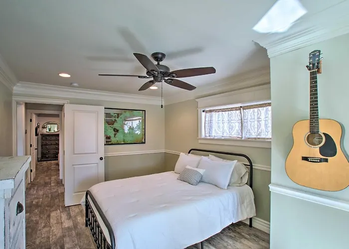 Holiday home Families W/ Pets Welcome! Dtwn Retreat *